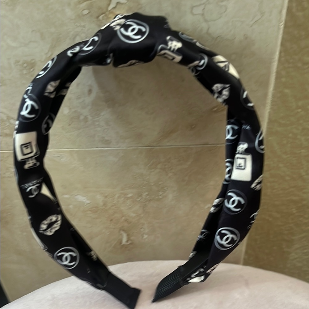 Black and White Knotted Headband - Picture 5 of 5